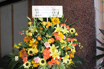 花が崩れた しかしお花屋モンキーポッドさんがすぐに直してくださいました 横浜駅西口 徒歩4分 横浜フォルテ矯正歯科 院長ブログ