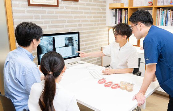 写真：横浜フォルテ矯正歯科のドクター陣が説明してる様子