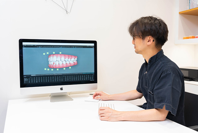 写真：マウスピースの設計をしている様子